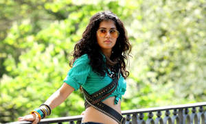 Taapsee Pannu In Crop Top Wallpaper