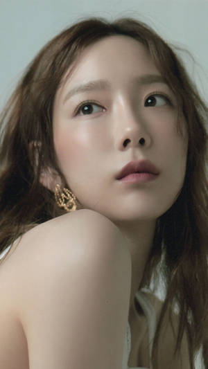 Taeyeon Glass Face Wallpaper