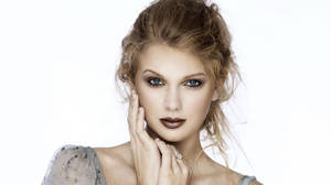 Taylor Swift Looking Glamorous In A Nude Makeup Look Wallpaper