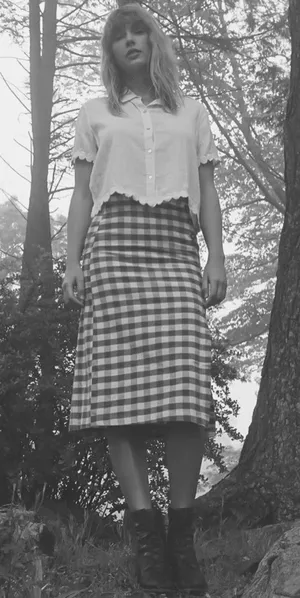 Taylor Swift Performs The Hit Single