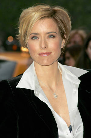 Téa Leoni Anchor Necklace Wallpaper