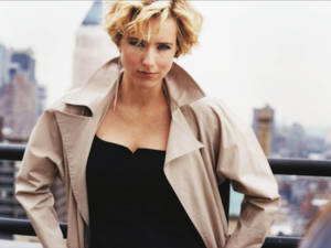 Téa Leoni Khaki Coat Wallpaper