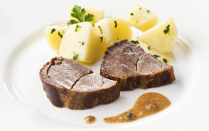 Tempting Braised Rib-eye Meat With Golden Potatoes Wallpaper