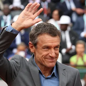 Tennis Legend Mats Wilander Waving To His Fans Wallpaper