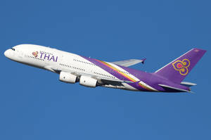 Thai Airways - Gracefully Soaring Through The Sky Wallpaper