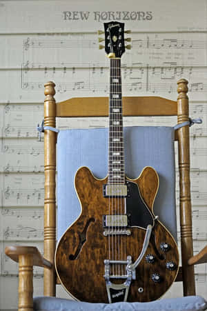 The Classic Gibson 335 Electric Guitar In Vintage Sunburst Wallpaper