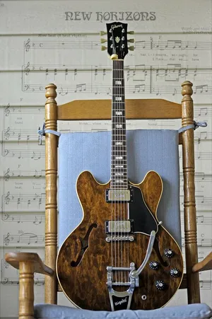 The Classic Gibson 335 Electric Guitar In Vintage Sunburst Wallpaper