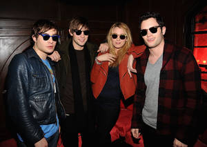 The Gossip Girl Cast Stylishly Sporting Their Sunglasses Wallpaper