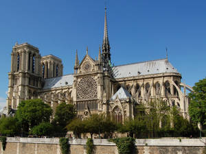 The Iconic South Rose Window Of Notre Dame Cathedral Wallpaper