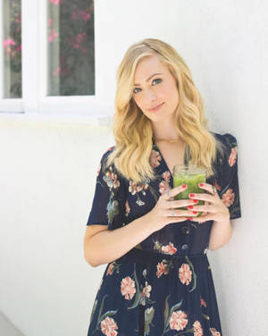 The Neighborhood Actress Beth Behrs Wallpaper