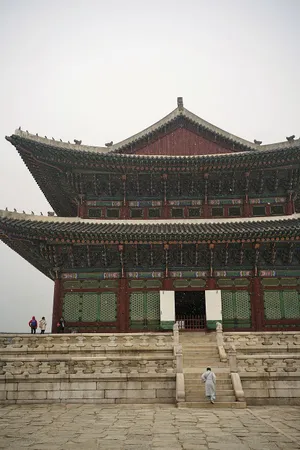 Three Tourists At Gyeongbokgung Palace Wallpaper