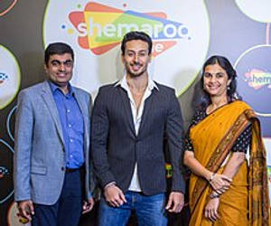 Tiger Shroff With Shemaroo Executives Wallpaper