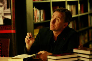 Tim Roth Acting In Library Wallpaper