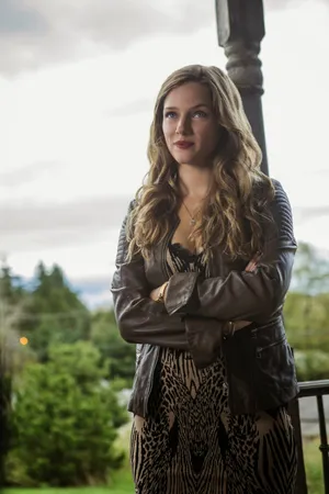 Tracy Spiridakos Leather Jacket Outdoors Wallpaper