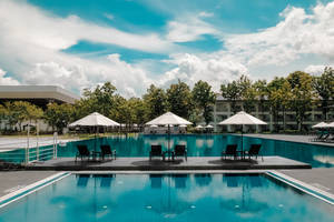 Tranquil Getaway At Luxury Hotel Poolside Wallpaper