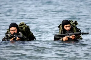 U S Navy Seals Partially Submerged Wallpaper