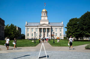 University Of Iowa Museum With Students Wallpaper