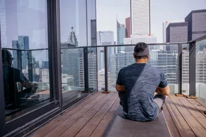 Urban Tranquility: Meditation Amidst The City Rush Wallpaper