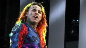 Us Rapper 69 In His Signature Style Wallpaper