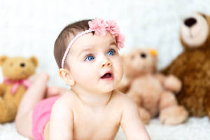 Very Cute Baby Girl Flower Headband Wallpaper