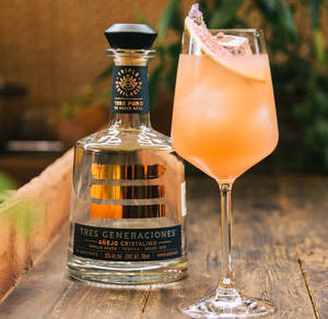 Vibrant Tres Generaciones Orange Cocktail Wallpaper