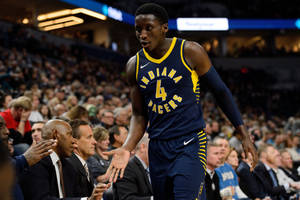 Victor Oladipo Shaking Hands With People Wallpaper