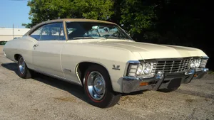Vintage Beauty - Cream Chevrolet Impala 1967 Wallpaper