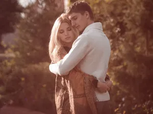 Vintage Couple Hug Wallpaper