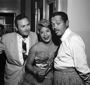 Vintage Photo Ruth Brown With Friends Wallpaper