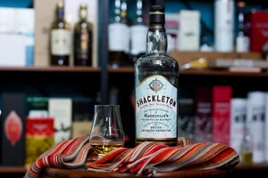 Vintage Shackleton Whisky On Display Wallpaper