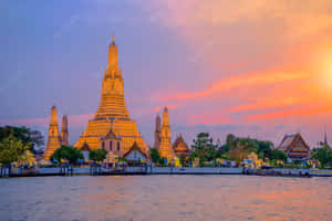 Wat Arun Illumnated By The Sun Wallpaper