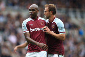 West Ham United Players Discussing Strategy During Match Wallpaper