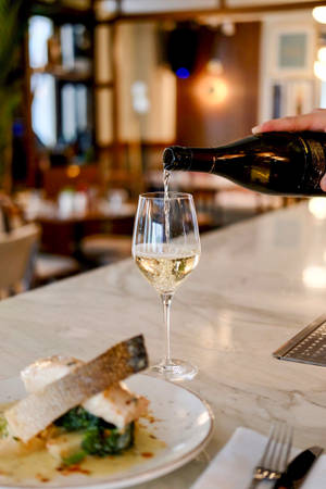 White Wine Dinner Wallpaper