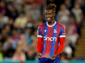 Wilfried Zaha Stretching His Shirt Wallpaper