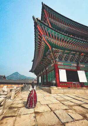 Woman At The Gyeongbokgung Palace Wallpaper