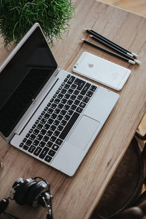 Wooden Iphone Desk With Pencils Wallpaper