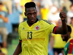 Yerry Mina Thumbs Up Wallpaper