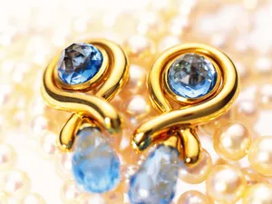 You Can’t Go Wrong With A Stylish Pair Of Gold Earrings. Wallpaper