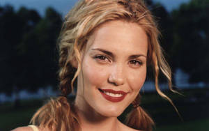 Young Actress Leslie Bibb Smile Wallpaper