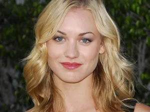 Yvonne Strahovski Smiling Wallpaper