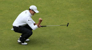 Zach Johnson Squatting Wallpaper