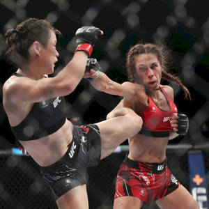 Zhang Weili Kicking Joanna Jędrzejczyk Wallpaper